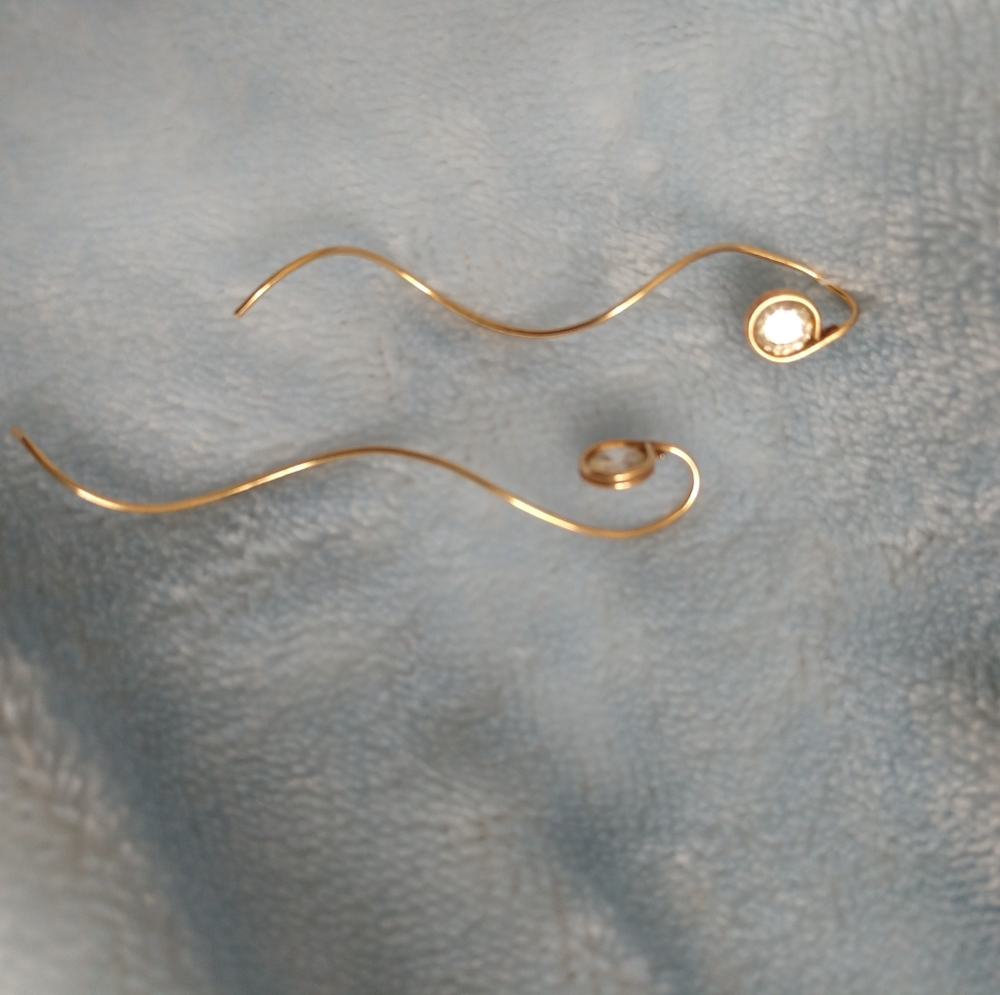 Very unique Gold and crystal earrings❤️